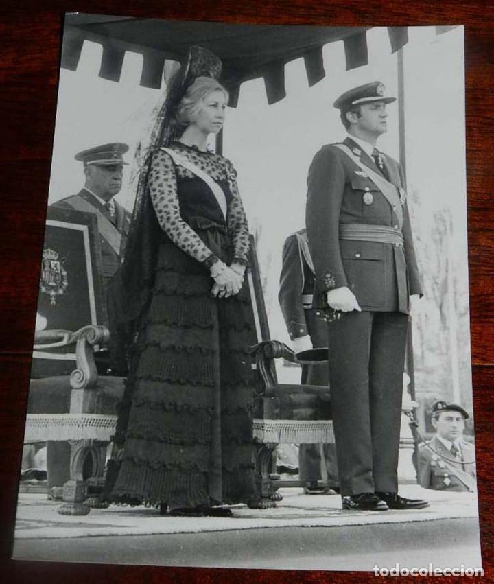 Militaria: FOTOGRAFIA DE LOS REYES DON JUAN CARLOS I CON UNIFORME DE GENERAL DE AVIACION, Y DO&Ntilde;A SOFIA EN ACTO