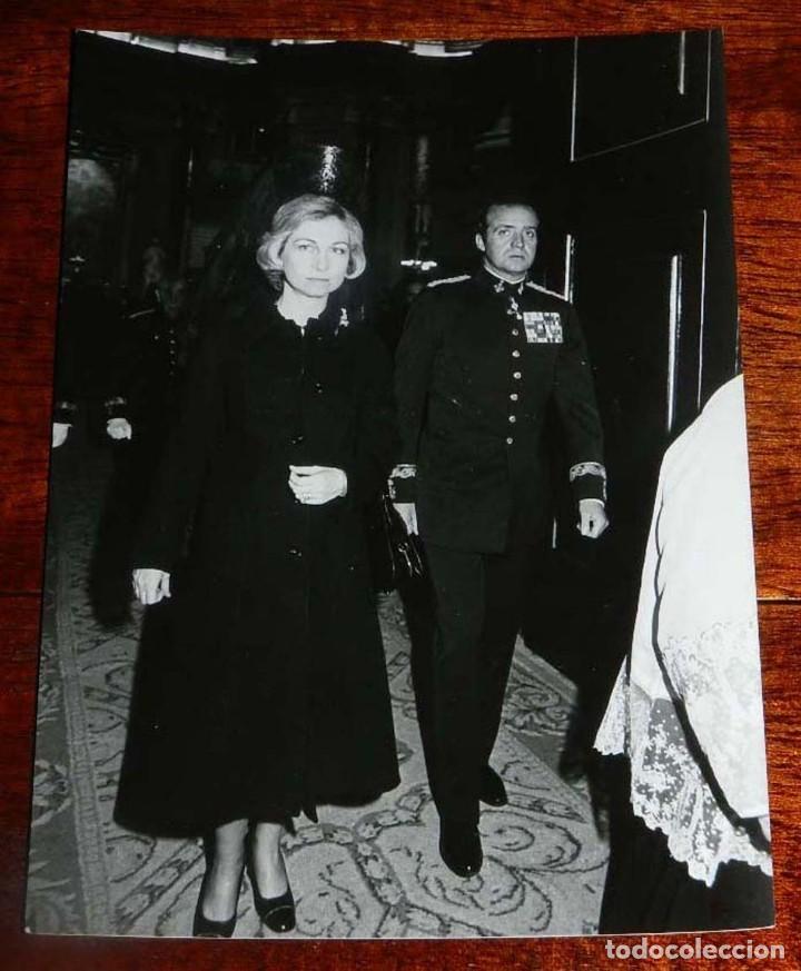 Militaria: FOTOGRAFIA DE LOS REYES DON JUAN CARLOS I CON UNIFORME DE GENERAL, Y DO&Ntilde;A SOFIA EN ACTO DE ESTADO, A