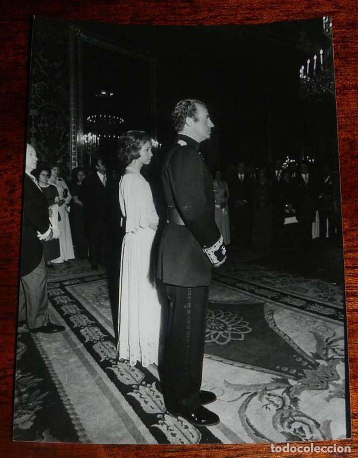 Militaria: FOTOGRAFIA DE LOS REYES DON JUAN CARLOS I Y DO&Ntilde;A SOFIA, A&Ntilde;O 1977 PROX, MIDE 17,7 X 12,7 CMS.