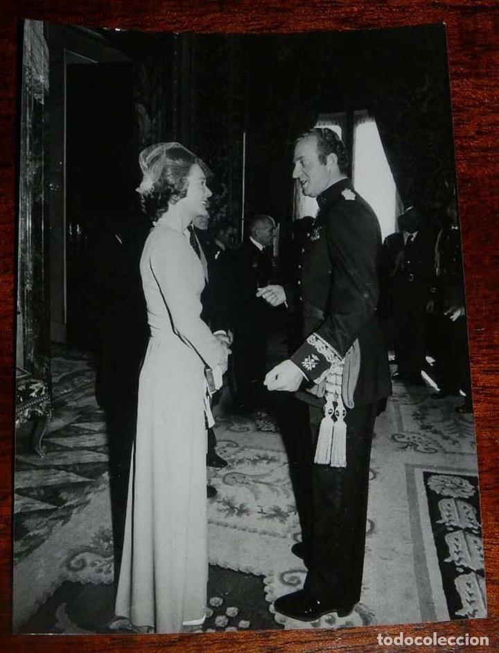 Militaria: FOTOGRAFIA DEL REY DON JUAN CARLOS I CON UNIFORME DE GENERAL, ACTO OFICIAL, A&Ntilde;O 1977 PROX, MIDE 17,7