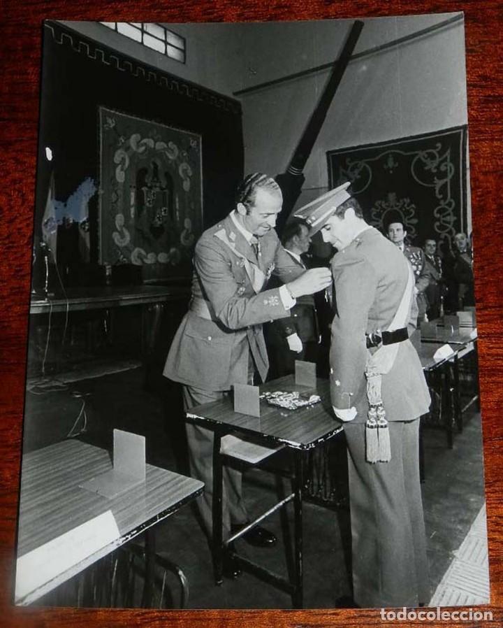 Militaria: FOTOGRAFIA DEL REY DON JUAN CARLOS I, EN ACTO DE CONCESION DE MEDALLAS, A&Ntilde;O 1977 PROX, MIDE 17,7 X 1