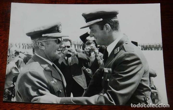 Militaria: FOTOGRAFIA DEL REY DON JUAN CARLOS I SALUDANDO A GENERAL DE AVIACION, A&Ntilde;O 1977 PROX, MIDE 17,7 X 12,
