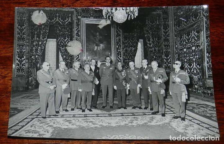 Militaria: FOTOGRAFIA DEL REY DON JUAN CARLOS I, ACTO MILITAR CON TODOS LOS GENERALES, A&Ntilde;O 1977 PROX, MIDE 17,7