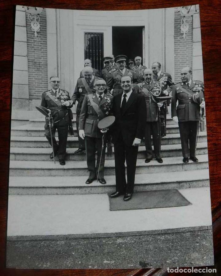 Militaria: FOTOGRAFIA DEL REY DON JUAN CARLOS I, ACTO MILITAR CON TODOS LOS GENERALES, A&Ntilde;O 1977 PROX, MIDE 17,7