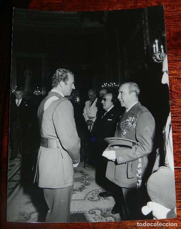 Militaria: FOTOGRAFIA DEL REY DON JUAN CARLOS I, ACTO MILITAR CON GENERALES Y JERARCAS DE FALANGE, A&Ntilde;O 1977 PRO
