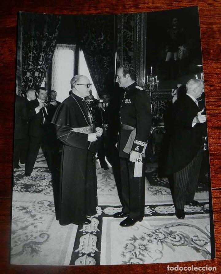 Militaria: FOTOGRAFIA DEL REY DON JUAN CARLOS I  JUNTO A OBISPO, A&Ntilde;O 1977 PROX, MIDE 17,7 X 12,7 CMS.