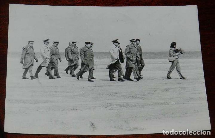 Militaria: FOTOGRAFIA DEL REY DON JUAN CARLOS I, VISITA AL TERCIO DE LA LEGION (GRAN CAPITAN), A&Ntilde;O 1977 APROX,