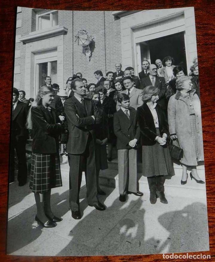 Militaria: FOTOGRAFIA DE LA FAMILIA REAL, REY DON JUAN CARLOS I, DO&Ntilde;A SOFIA, PRINCIPE FELIPE, PRINCESAS ELENA Y