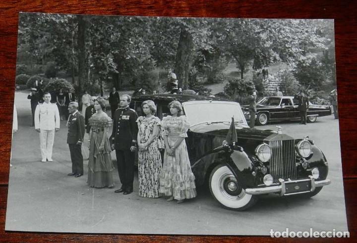 Militaria: FOTOGRAFIA DE LA FAMILIA REAL, REY DON JUAN CARLOS I Y DO&Ntilde;A SOFIA JUNTO A LAS INFANTAS, A&Ntilde;OS 80 APR