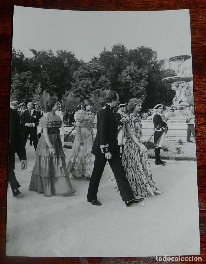 Militaria: FOTOGRAFIA DE LA FAMILIA REAL, REY DON JUAN CARLOS I Y DO&Ntilde;A SOFIA JUNTO A LAS INFANTAS, A&Ntilde;OS 80 APR