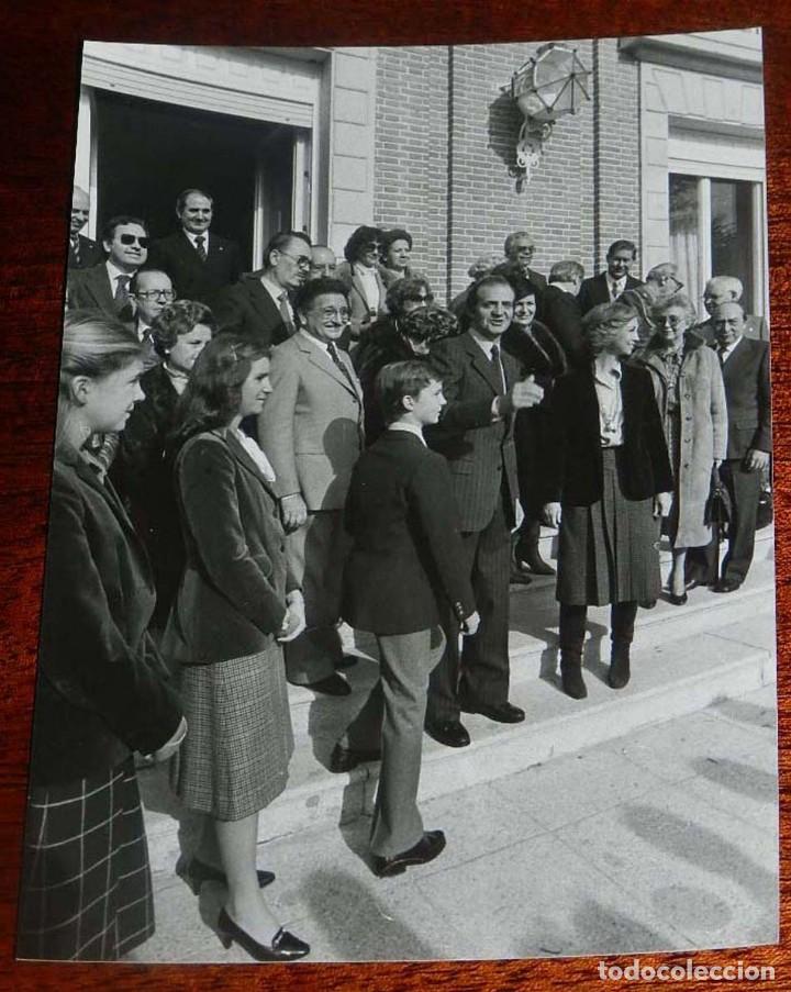 Militaria: FOTOGRAFIA DE LA FAMILIA REAL, REY DON JUAN CARLOS I Y DO&Ntilde;A SOFIA JUNTO AL PRINCIPE DE ASTURIAS Y LA