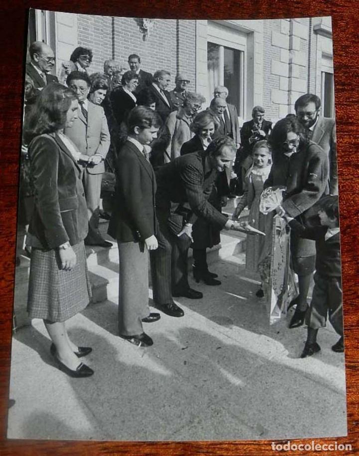 Militaria: FOTOGRAFIA DE LA FAMILIA REAL, REY DON JUAN CARLOS I Y DO&Ntilde;A SOFIA JUNTO AL PRINCIPE DE ASTURIAS Y LA