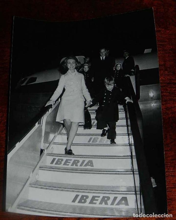 Militaria: FOTOGRAFIA DE LA FAMILIA REAL, REY DON JUAN CARLOS I CON LAS INFANTAS Y DO&Ntilde;A SOFIA CON EL PRINCIPE D