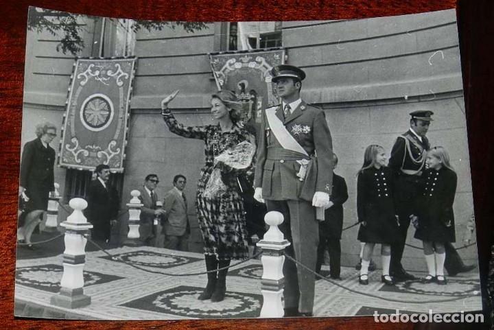 Militaria: FOTOGRAFIA DE LA FAMILIA REAL, REY DON JUAN CARLOS I Y DO&Ntilde;A SOFIA CON LAS INFANTAS, 1975-76 APROX, M