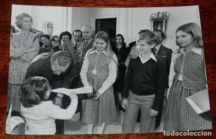 Militaria: FOTOGRAFIA DE LA FAMILIA REAL, REY DON JUAN CARLOS I Y DO&Ntilde;A SOFIA, EL PRINCIPE DE ASTURIAS Y LAS INF
