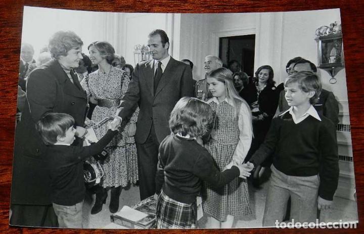 Militaria: FOTOGRAFIA DE LA FAMILIA REAL, REY DON JUAN CARLOS I Y DO&Ntilde;A SOFIA, EL PRINCIPE DE ASTURIAS Y LAS INF