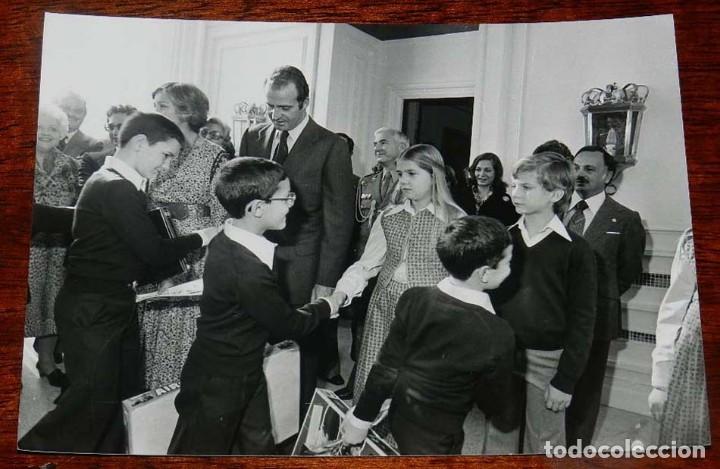 Militaria: FOTOGRAFIA DE LA FAMILIA REAL, REY DON JUAN CARLOS I Y DO&Ntilde;A SOFIA, EL PRINCIPE DE ASTURIAS Y LAS INF