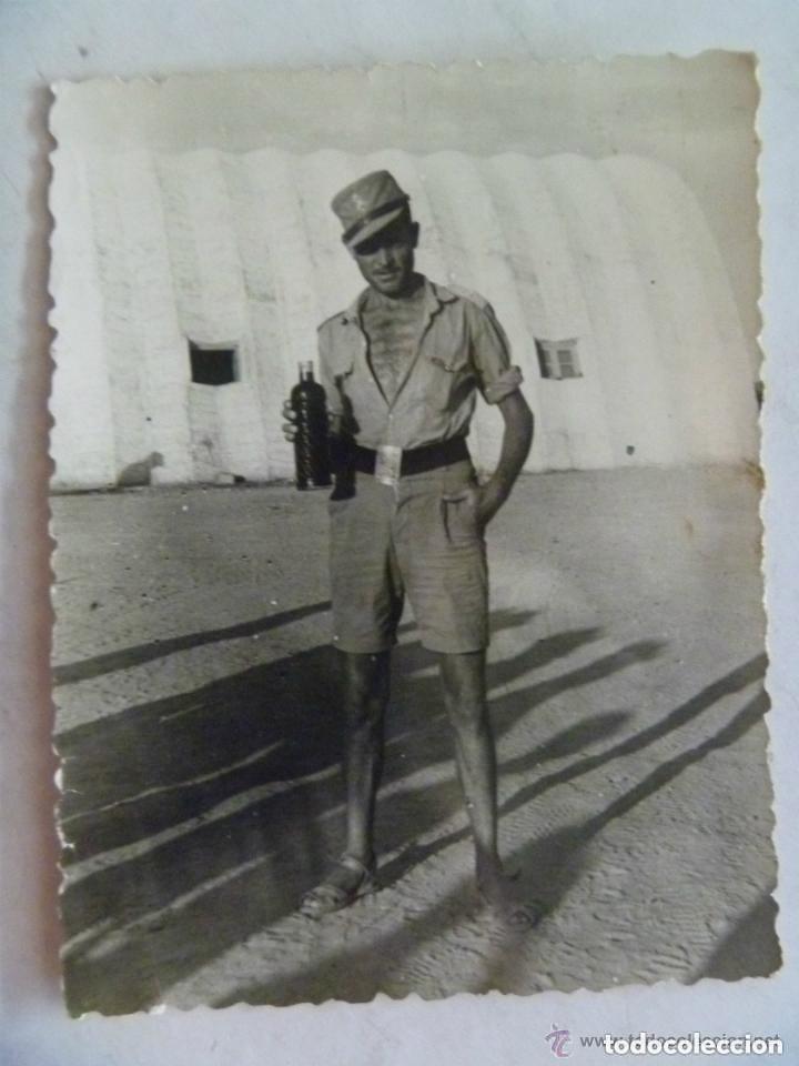 Militaria: LA LEGION : FOTO  DE LEGIONARIO CON MONTA&Ntilde;ERA , PANTALON CORTO, SANDALIAS Y BOTELLA DE ANIS