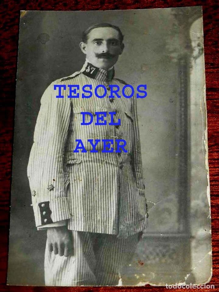 Militaria: Fotograf&iacute;a de Teniente del Regimiento de, Infanter&iacute;a Arag&oacute;n n&uacute;mero 17, con traje de rayadillo, epoca