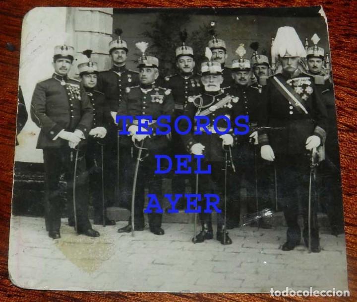 Militaria: FOTOGRAFIA DE OFICIALES DE INFANTERIA, CON CASCO LLORON DE PLUMAS, GORROS ROS, MIDE 8,5 X 8 CMS.