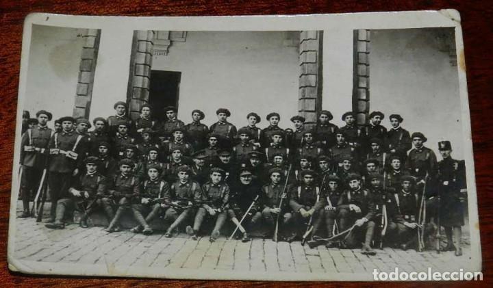 Militaria: FOTOGRAFIA DE REGIMIENTO DE INFANTERIA, CON BOINAS TIPO REQUETE O CARLISTAS, TAMA&Ntilde;O POSTAL.