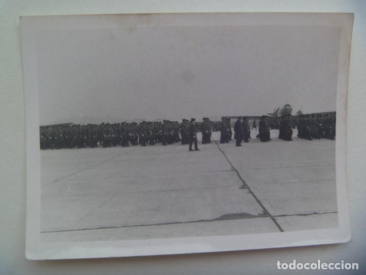 Militaria: AVIACION : FOTO DE DESFILE DE MILITARES DEL EJERCITO DEL AIRE, AL FONDO SE VE UN AVION