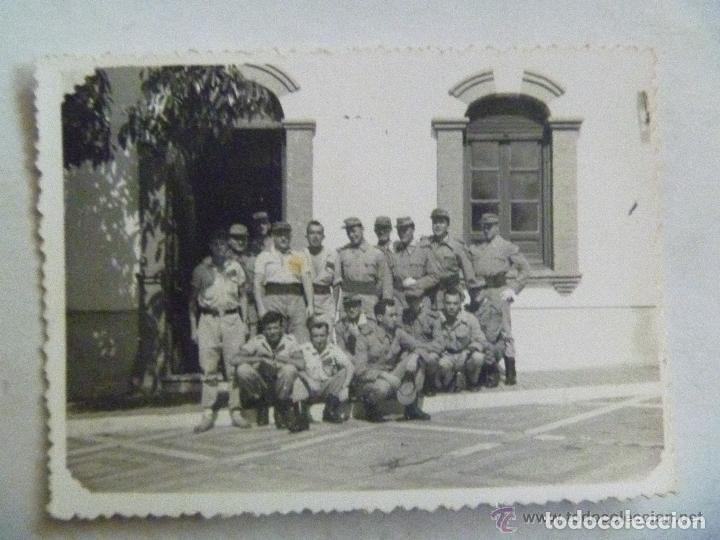 Militaria: PROTECTORADO : FOTO DE MILITARES DE REGULARES EN UN CUARTEL