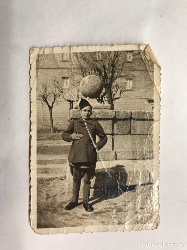 Militaria: MILITAR. Fotograf&iacute;a antigua. Con las ropas del padre??? (h.1950?)