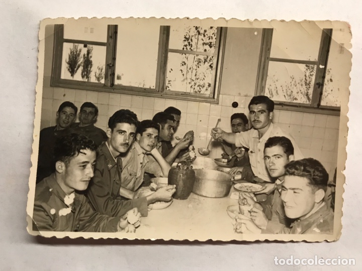 Militaria: MILITAR. Fotograf&iacute;a Original. Militares en la hora del Rancho... (h.1950?&euro;