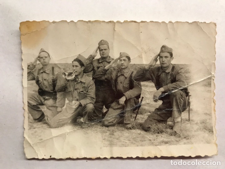 Militaria: MILITAR. Fotograf&iacute;a Original. Soldados saludan al fot&oacute;grafo... (h.1950?)