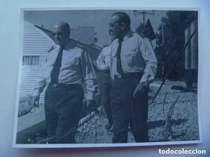 Militaria: EJERCITO DEL AIRE : FOTO DE OFICIALES DE AVIACION EN CAMISA, VISITA DEL JEFE SECTOR AEREO DE CADIZ