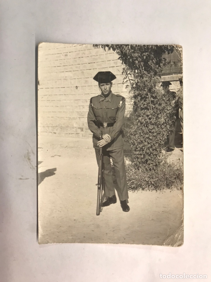 Militaria: MILITAR. Fotograf&iacute;a Original. Guardia Civil en posici&oacute;n de firmes.. (h.1970?)