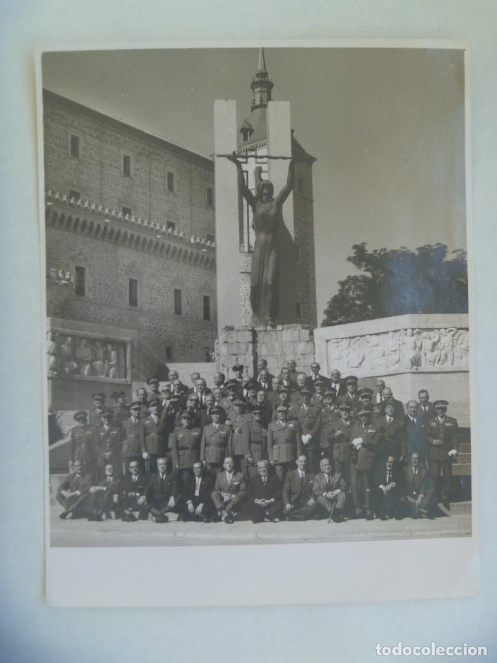 Militaria: ENORME FOTO: GENERALES, DIVISION AZUL, ETC . ALCAZAR DE TOLEDO ....... 17,5 X 22,5 CM