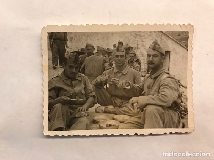 Militaria: MILITAR. Fotograf&iacute;a antigua. Zafarrancho. Regimiento de Infanter&iacute;a. Original (h.1950?)