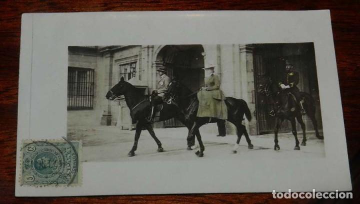 Militaria: POSTAL FOTOGRAFICA DE LOS REYES ALFONSO XIII Y VICTORIA EUGENIA A CABALLO, NO CIRCULADA. ESCRITA.