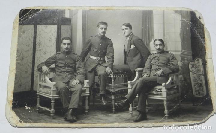 Militaria: ANTIGUA FOTOGRAFIA DE MILITARES DE ARTILLERIA, EPOCA DE ALFONSO XIII, TAMA&Ntilde;O POSTAL, FOTOGRAFIA CASA