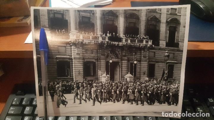 Militaria: Fuerzas de infanteria desfilando ante el palacio real de madrid, 24 x 18 cm.