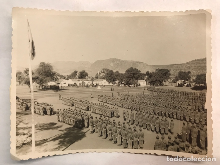 Militaria: MILITAR. Fotograf&iacute;a antigua. Formando al Regimiento...Original (a.1944)