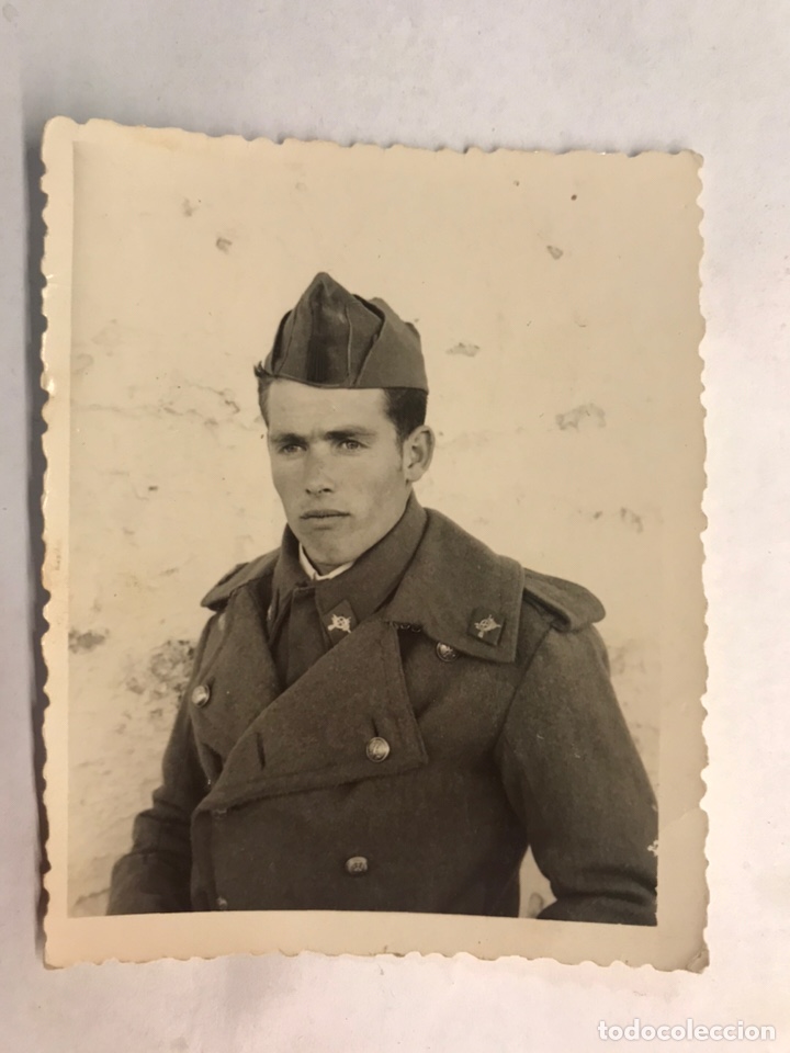 Militaria: MILITAR. Fotograf&iacute;a antigua. Joven soldado con traje de paseo. Original.. (h.1950?)
