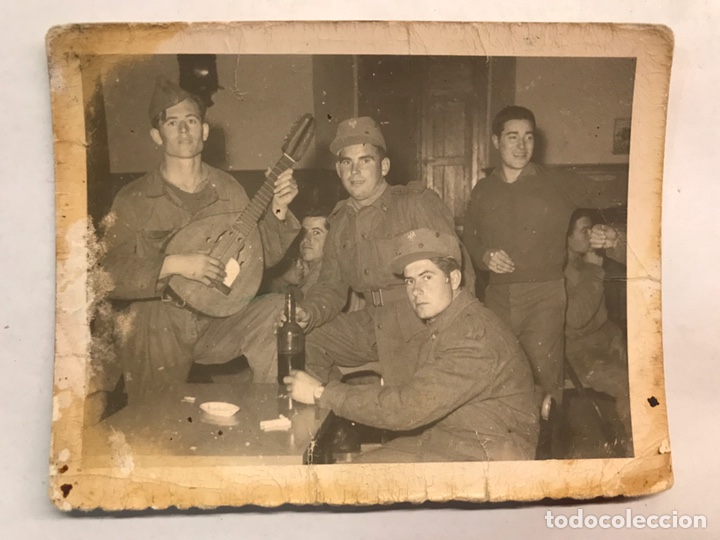 Militaria: MILITAR. Fotograf&iacute;a antigua. En la Cantina.. ahogando penas...Original (h.1950?)