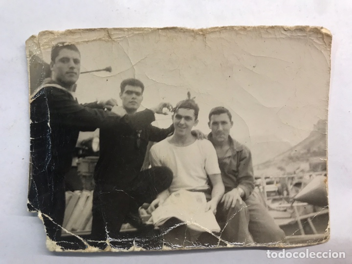 Militaria: MILITAR. Fotograf&iacute;a antigua. Cort&aacute;ndole el pelo al recluta.. Original (h.1950?)