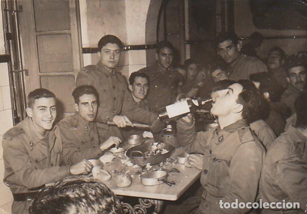 Military Antiques: Antigua fotograf&iacute;a. En la cantina. Militares uniformados del ejercito espa&ntilde;ol. A&ntilde;os 50.