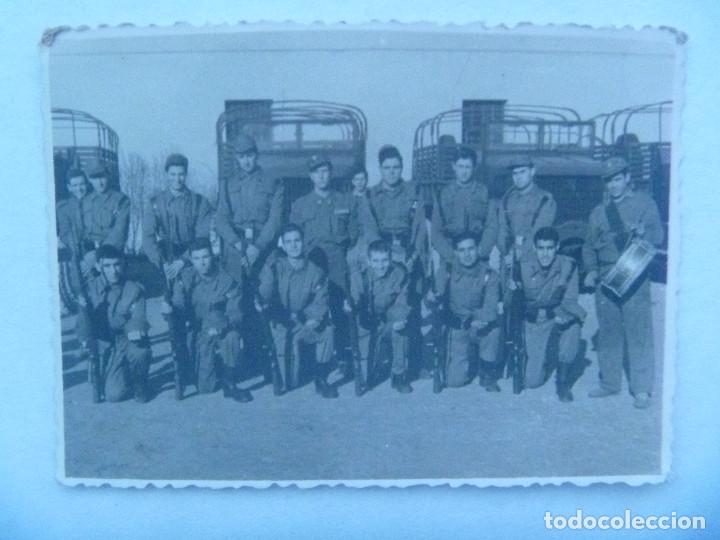 Militaria: FOTO DE MILITARES POSANDO, UNIFORMIDAD A&Ntilde;OS 60, TAMBOR, ETC . DETRAS CAMIONES