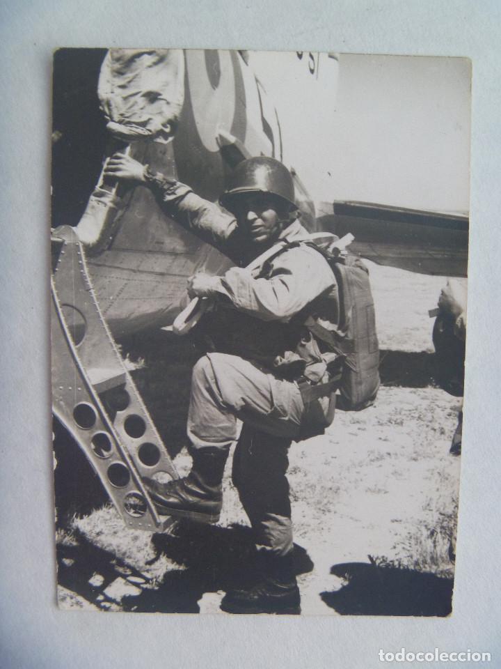 Militaria: FOTO MILITAR BRIPAC: PARACAIDISTA CON CASCO Y EQUIPO DE SALTO SUBIENDO AL AVION, 1964