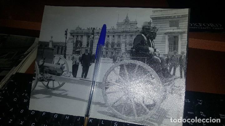 Militaria: Fotografia parada artilleria ligera frente al palacio real, 24 x 18 cm.