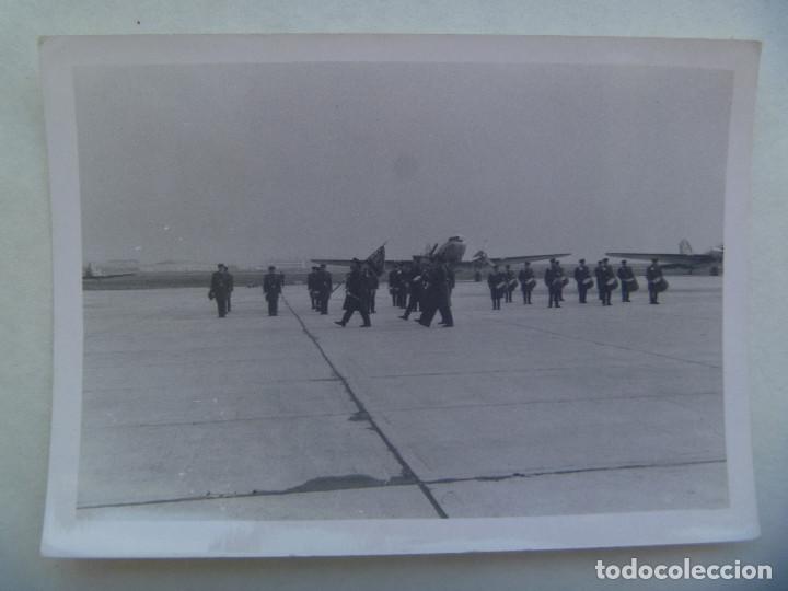 Militaria: AVIACION : FOTO DE DESFILE DE MILITARES DEL EJERCITO DEL AIRE, AL FONDO AVIONES. BANDA DE MUSICA