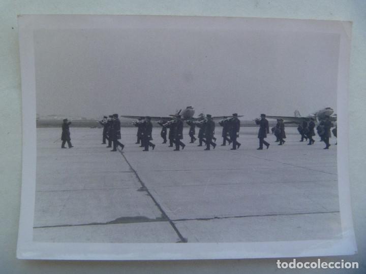 Militaria: AVIACION : FOTO DE DESFILE DE MILITARES DEL EJERCITO DEL AIRE, AL FONDO AVIONES. BANDA DE MUSICA
