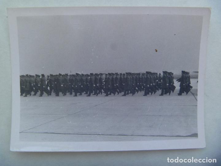 Militaria: AVIACION : FOTO DE DESFILE DE MILITARES DEL EJERCITO DEL AIRE