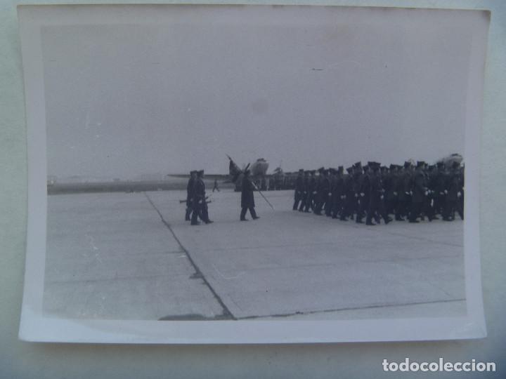 Militaria: AVIACION : FOTO DE DESFILE DE MILITARES DEL EJERCITO DEL AIRE, AL FONDO SE VE UN AVION