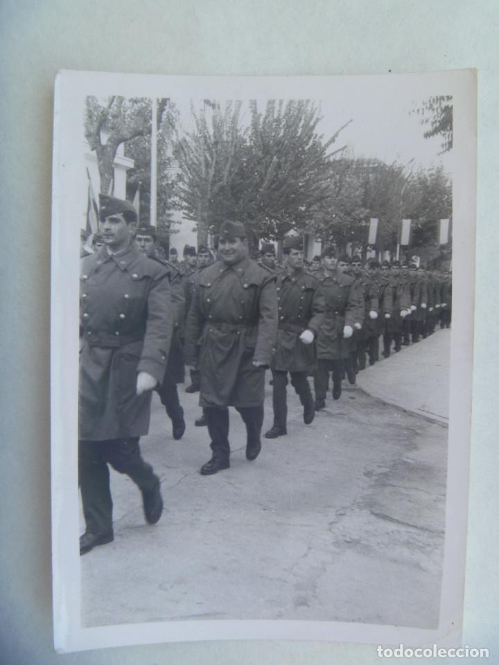 Militaria: AVIACION : FOTO DE FORMACION DE MILITARES DEL EJERCITO DEL AIRE, CON GABARDINA